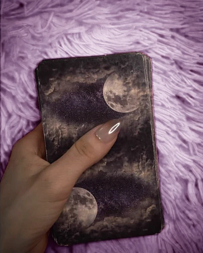 Mansouras Hand mit ihrem Tarotdeck